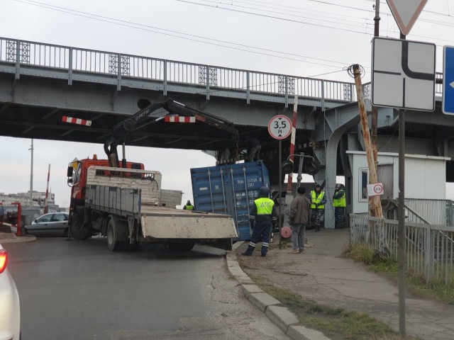 В Калининграде упавший на дорогу контейнер перекрыл движение по двухъярусному мосту