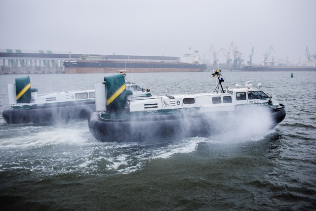 Литовские пограничники эвакуировали со льдин в Куршском заливе 25 рыбаков