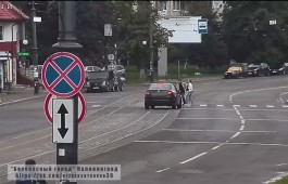 «Безопасный город»: На ул. Октябрьской автомобиль чуть не сбил пешеходов с маленьким ребёнком (видео)