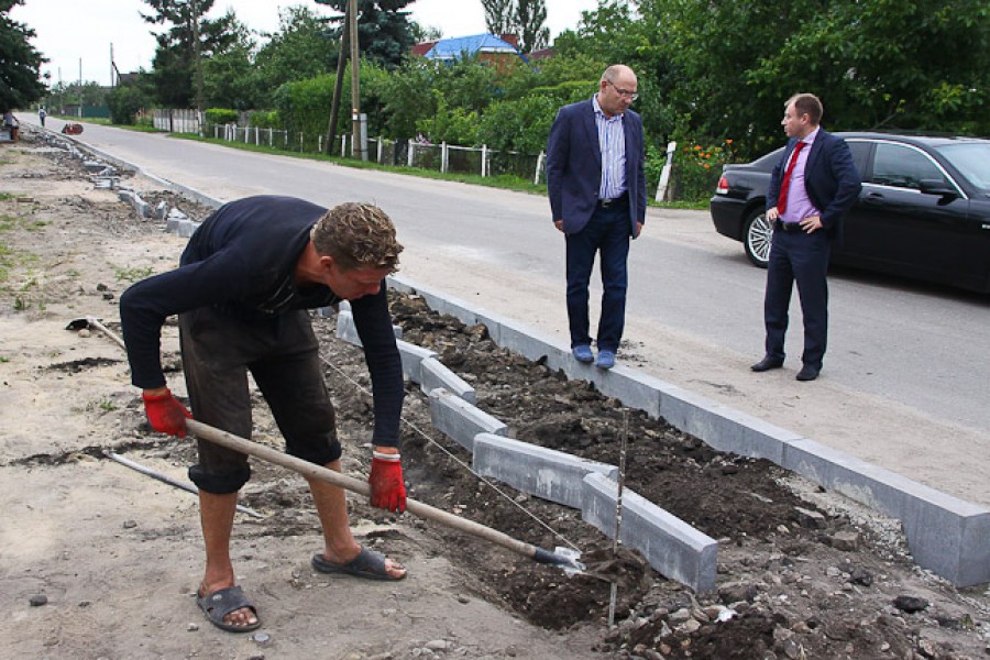 «Тротуары, скейт-парк и министр с лопатой»: как Мамоново тратит бюджетные деньги (фото)