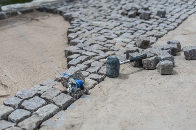 В Калининграде планируют использовать брусчатку при ремонте тротуаров