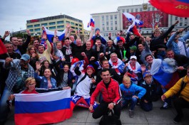 Сотни калининградцев отправились на площадь Победы праздновать победу сборной России (фото)