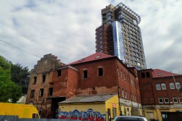 «Жильё вместо офиса»: на улице Стекольной в Калининграде начали сносить немецкое здание 