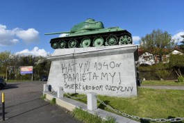 Вандалы исписали танк у входа на советское кладбище в польском Вроцлаве