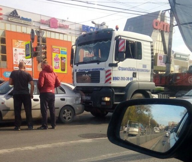 У ТЦ «Сити» в Калининграде грузовик столкнулся с легковушкой: движение затруднено