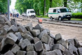 Около областной библиотеки в Калининграде вручную переложили 400 тонн брусчатки