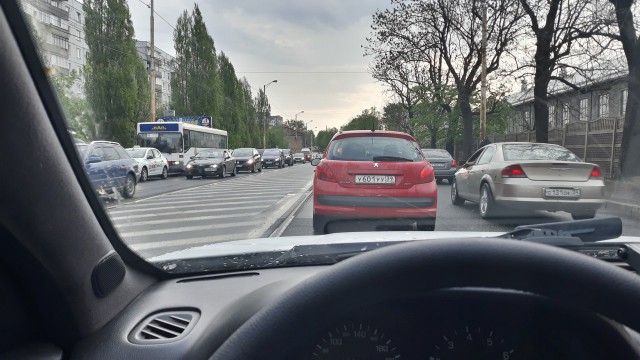 «Я вам не завидую — даже не суйтесь»: водители жалуются на огромные пробки в Калининграде