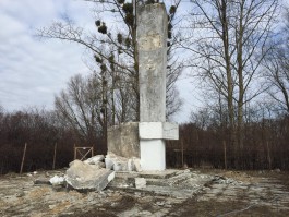 В Пененжно снесли часть постамента памятника Ивану Черняховскому