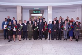 «Учителя, директора и вице-премьеры»: Алиханов вручил медали и ордена 33 жителям региона
