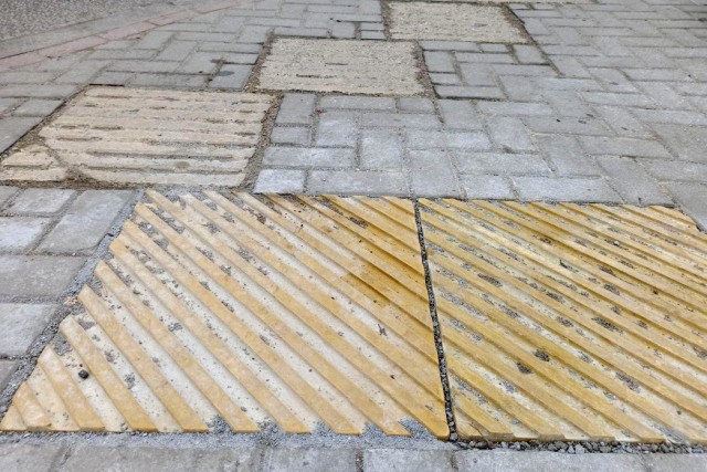 Силанов потребовал заменить тактильную плитку на тротуарах в Калининграде