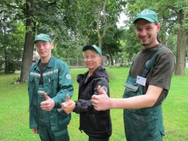 Сотрудников калининградского зоопарка одели в униформу