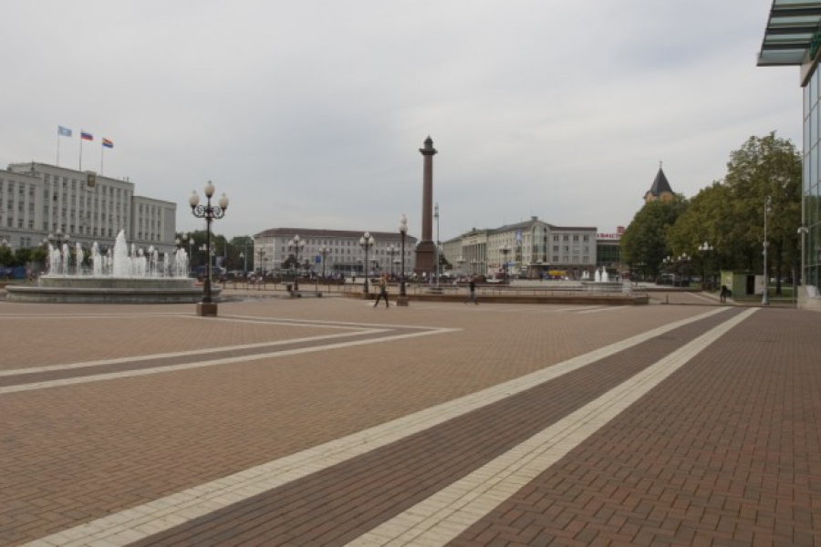 Фонтаны на площади Победы в Калининграде проработают до конца сентября