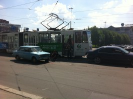 На площади Василевского столкнулись «Жигули» и «БМВ»: заблокировано движение трамваев