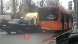 В Калининграде на улице Чекистов «Мерседес» врезался в пассажирский автобус