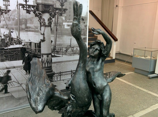 «Танец с лебедем»: в Калининграде представили затерянную немецкую скульптуру XIX века (фото)