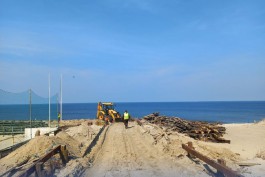 На пляже в Балтийске начали разбирать деревянный променад