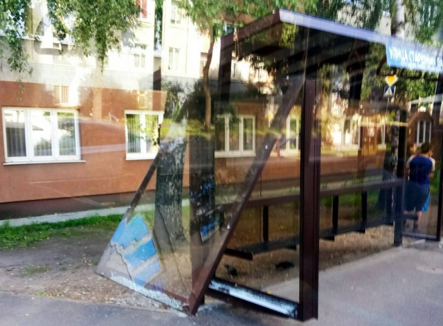На ул. Невского в Калининграде вандалы разбили новую остановку
