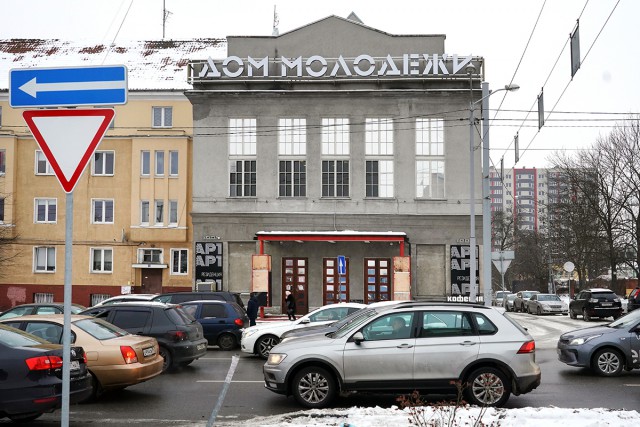 В Калининграде ремонтируют бывший Дом культуры тарного комбината на улице Октябрьской