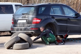 У припаркованного возле дома в Калининграде автомобиля сняли 4 колеса