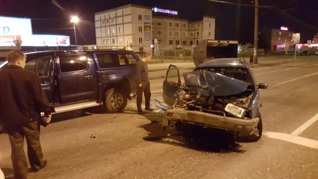 Ночью на Московском проспекте в Калининграде легковушка врезалась в пикап (фото)