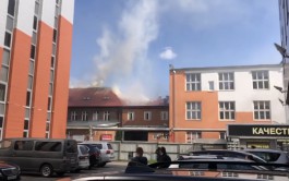 В центре Калининграда горит двухэтажное здание