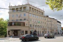 В доме с колоннами на проспекте Мира в Калининграде установили двери с необычным остеклением