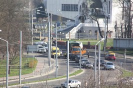 На улице Невского в Калининграде легковушка врезалась в грузовик: движение затруднено