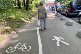 На тротуарах в Калининграде начали наносить разметку для велосипедистов