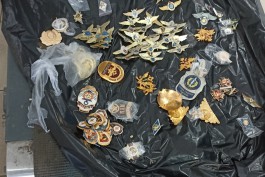 Калининградские таможенники изъяли на границе янтарные чётки, старинные монеты и значки