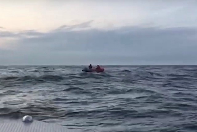 Под Светлогорском двух рыбаков вынесло на надувной лодке в открытое море (видео)