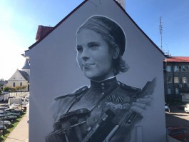 На жилом доме в Гвардейске нарисовали портрет девушки-снайпера 