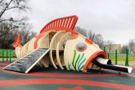 На набережной в Светлом завершили благоустройство игрового комплекса в виде рыбы (фото)