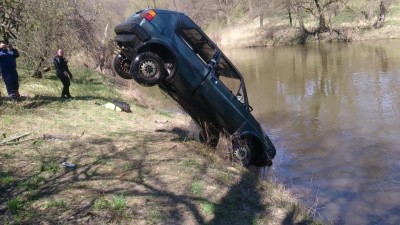 В Черняховске подростки угнали и утопили «Фольксваген Гольф» (фото)