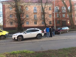 На улице Киевской в Калининграде «Фольксваген» столкнулся с «Субару» и врезался в столб