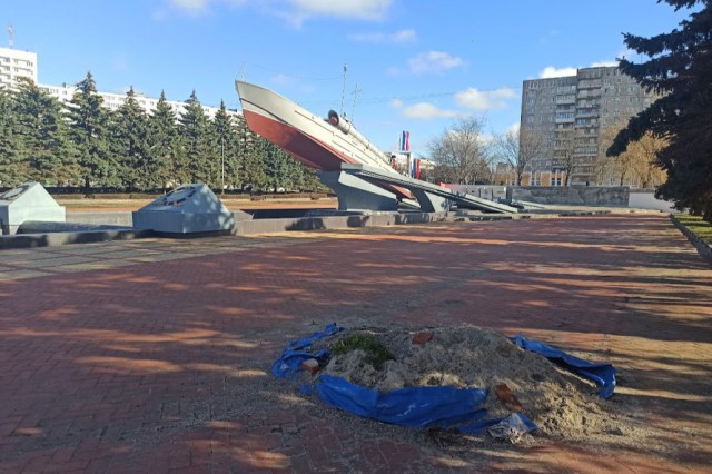 В Службе охраны памятников рассказали, почему просела плитка на мемориале морякам-балтийцам