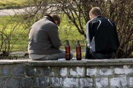 Россияне считают главными угрозами алкоголизм и наркоманию