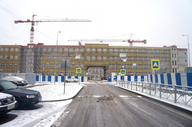 В Калининграде начали утеплять фасад новой школы на улице Рассветной