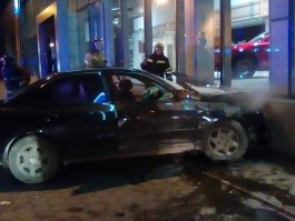 На улице Дзержинского в Калининграде машина протаранила автосалон: есть пострадавшие