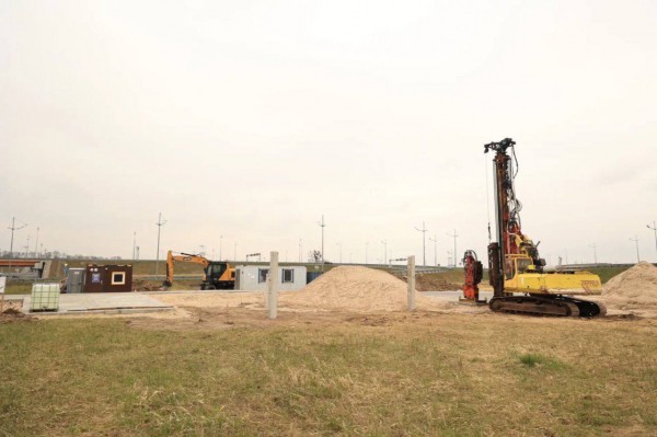 В Калининграде приступили к монтажу въездного знака со стороны Невского (фото)