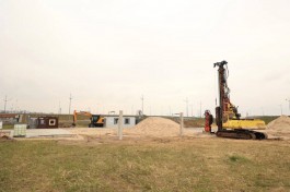 В Калининграде приступили к монтажу въездного знака со стороны Невского (фото)