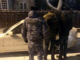 В Калининграде пьяные мужчины повредили пять автомобилей на улице Верхнеозёрной