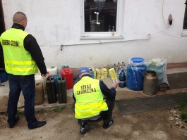 На границе с Калининградской областью обнаружили нелегальный склад топлива и алкоголя (фото)
