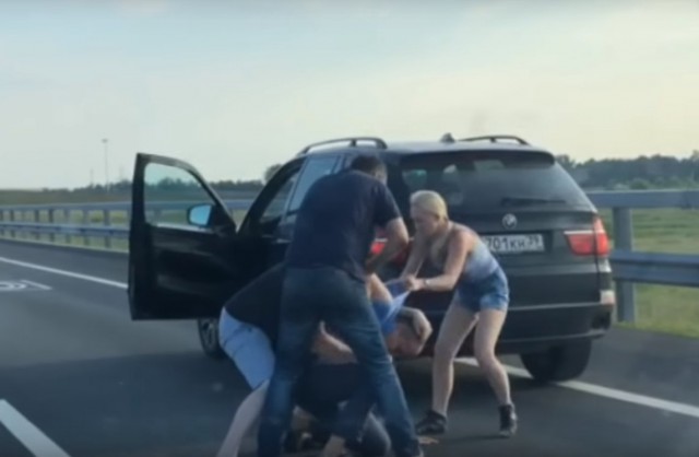 «Борьба за обочину»: на Приморском кольце подрались водители (видео)