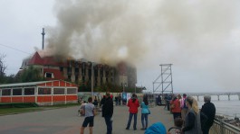 МЧС: При пожаре в недостроенном отеле в Зеленоградске сгорело 300 кв. м мансарды