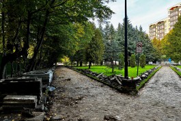 В Калининграде приступили к благоустройству сквера около мемориала советских воинов на улице Комсомольской