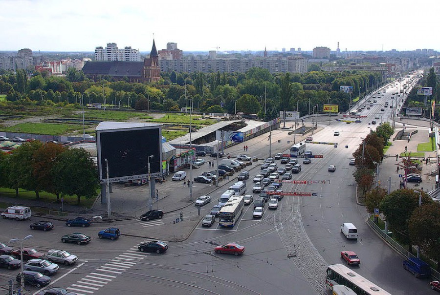 В центре Калининграда «лоб в лоб» столкнулись «БМВ» и «Мерседес»