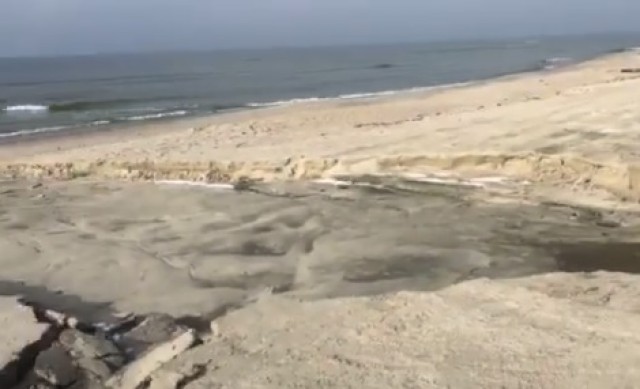 «Кратеры у воды»: чёрные копатели уничтожили пляж вблизи Янтарного