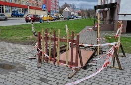 На Минусинской в Калининграде провалился тротуар: дыру прикрыли дверью (фото)