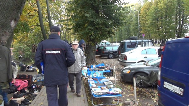 Полицейские провели рейд по «барахолке» у Центрального рынка Калининграда (фото)