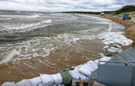 В Паланге штормами размыло пляж, вода повредила постройки (фото)
